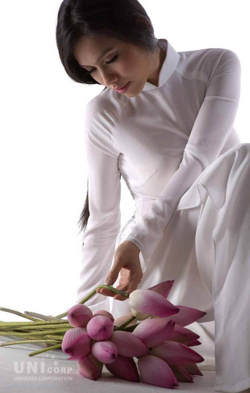 Ho&agrave;ng My đằm thắm b&ecirc;n sen hồng